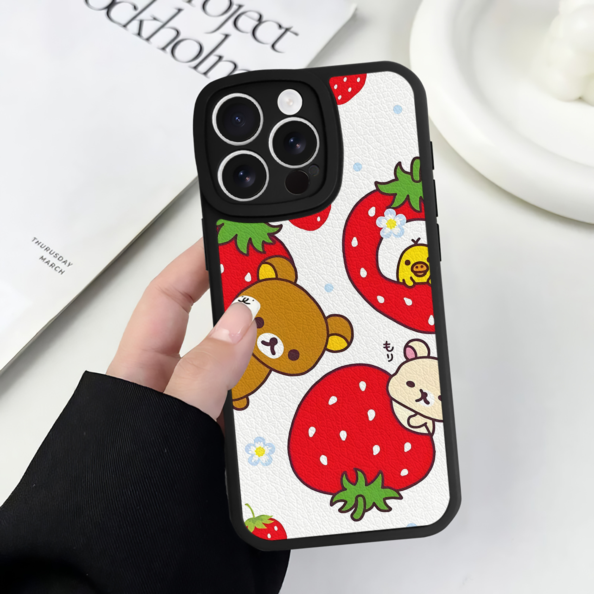 （画像用） リラックマ リラックマ キイロイトリ Rilakkuma Korilakkuma Kiiroitori 【iPhone 16シリーズ対応】シリコンスマホケース（レザー調） 材質：シリコン